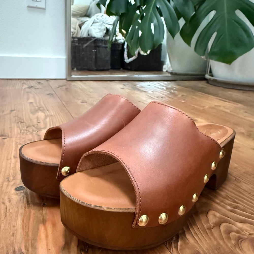 Handmade Italian leather clogs from KiaraShoes 🤎